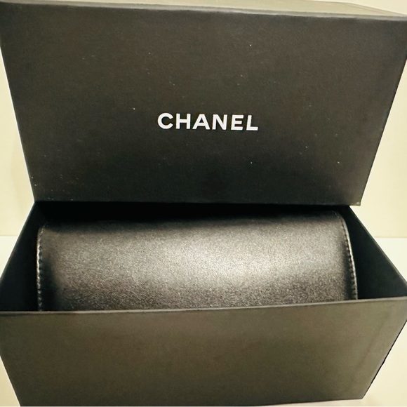 Chanel: Pearl Sunglasses, Square, Black - Picture 7 of 8